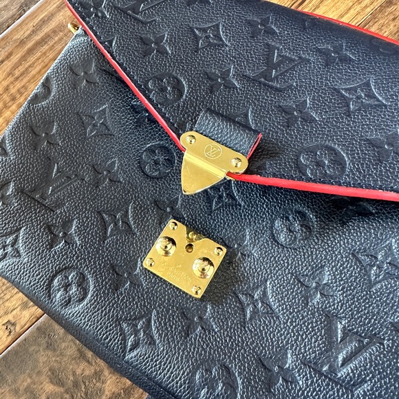 SOLD Louis Vuitton Ponchette Metís - Picture 4 of 8